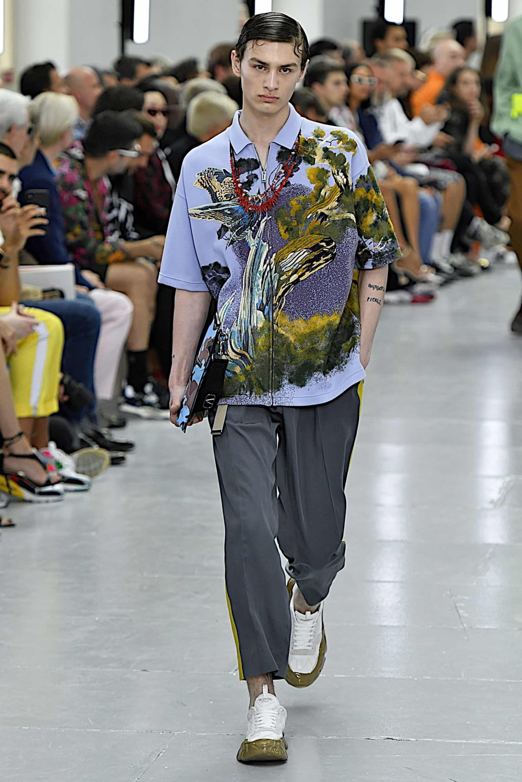 Fashion Week Paris Spring/Summer 2020 look 42 from the Valentino collection 男装