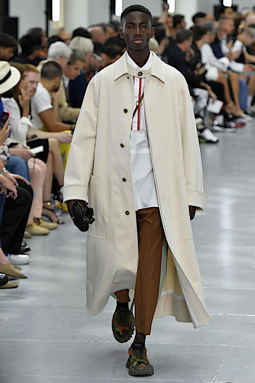 Fashion Week Paris Spring/Summer 2020 look 17 from the Valentino collection 男装