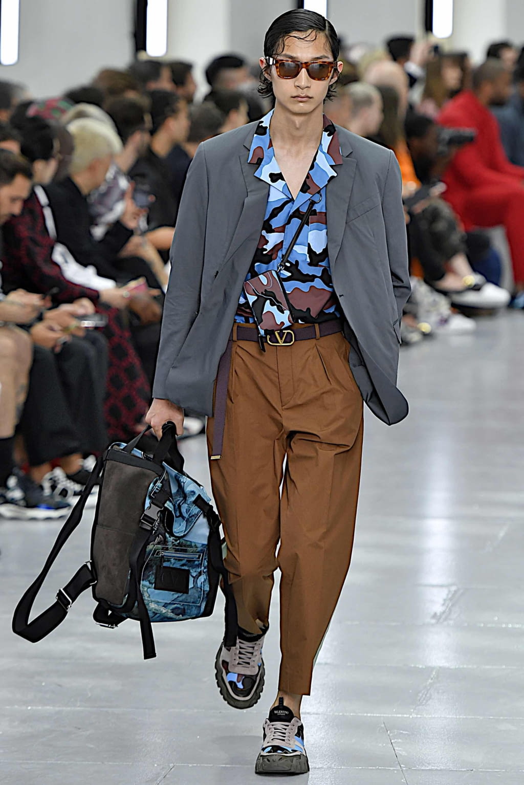 Fashion Week Paris Spring/Summer 2020 look 9 from the Valentino collection 男装