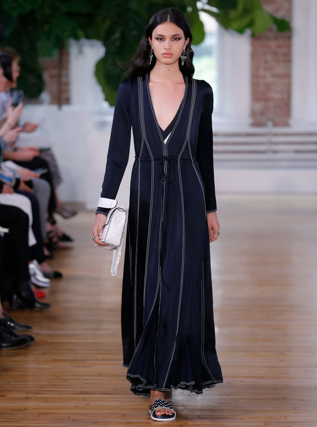 Fashion Week Paris Resort 2018 look 3 from the Valentino collection 女装
