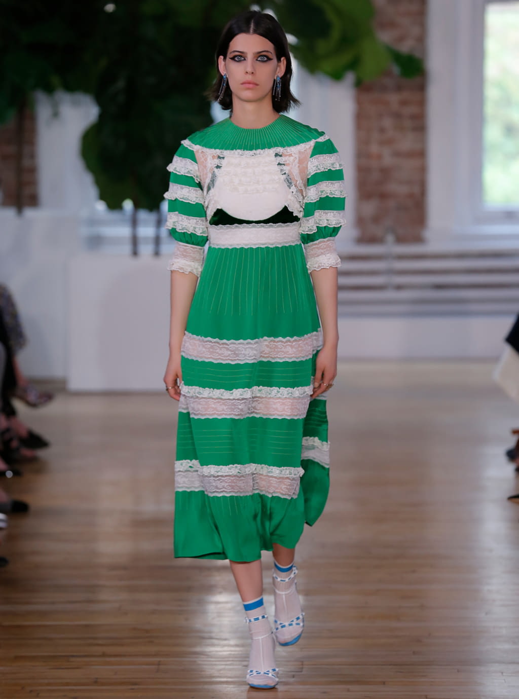 Fashion Week Paris Resort 2018 look 18 from the Valentino collection 女装