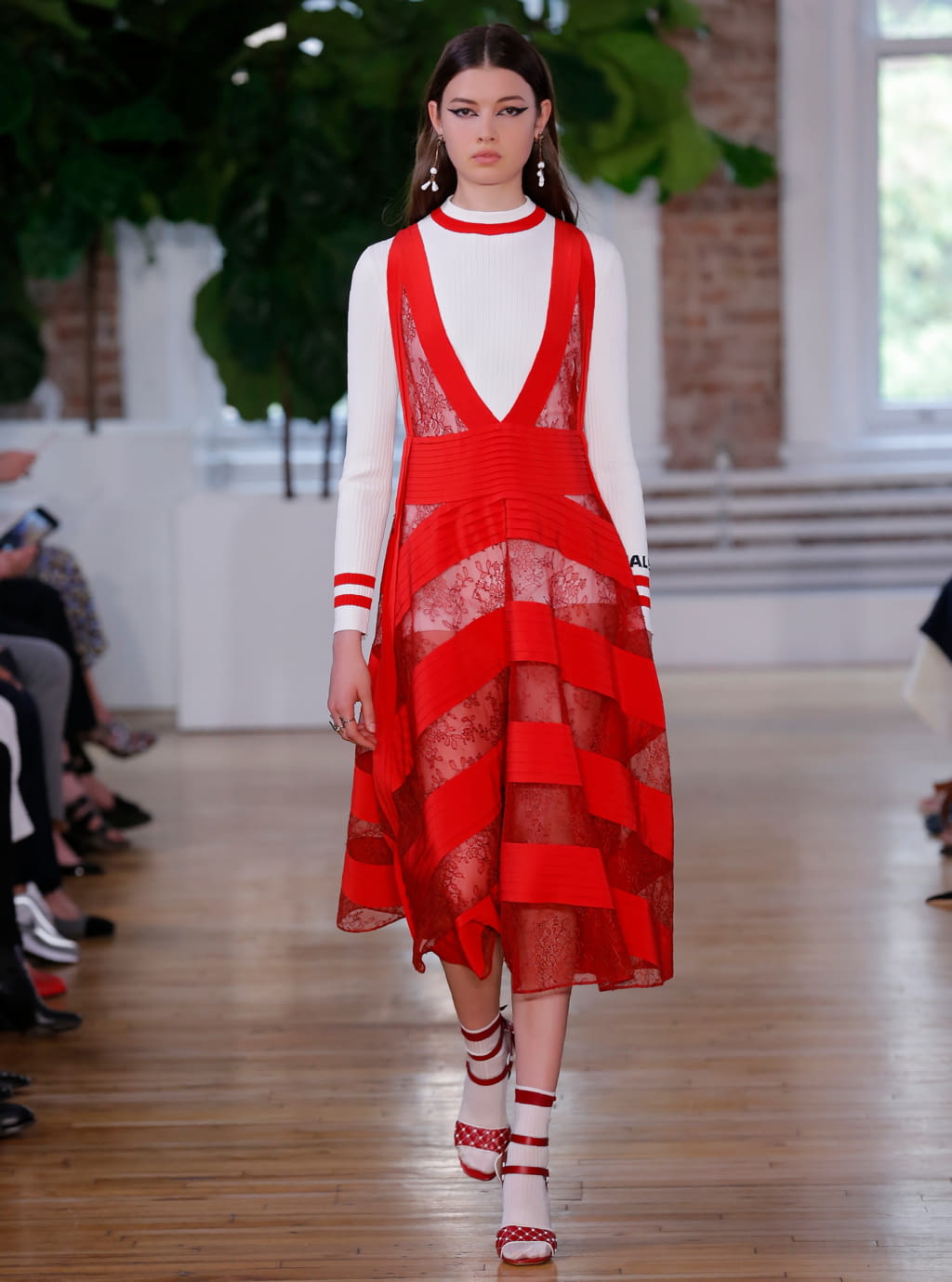 Fashion Week Paris Resort 2018 look 33 from the Valentino collection womenswear