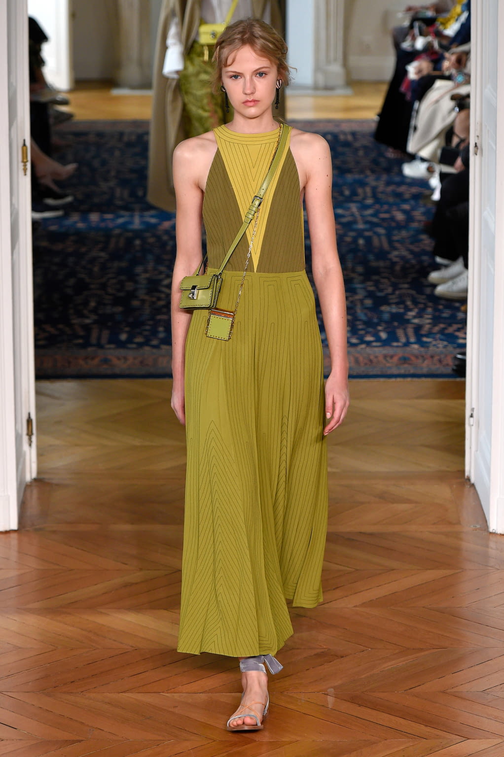 Fashion Week Paris Spring/Summer 2017 look 24 from the Valentino collection 女装