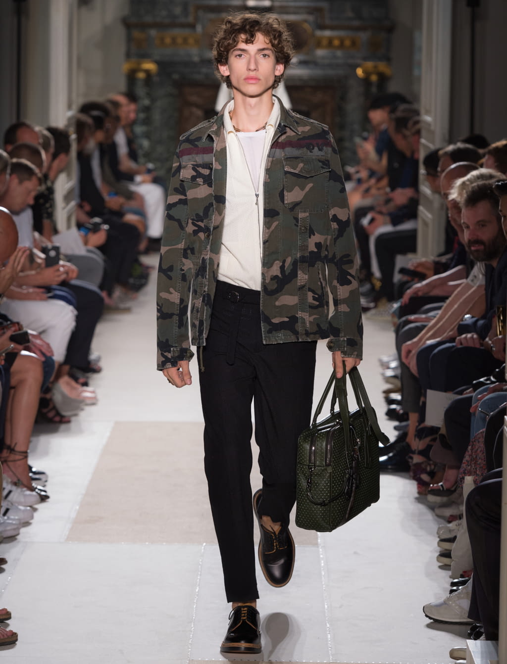 Fashion Week Paris Spring/Summer 2017 look 8 from the Valentino collection menswear