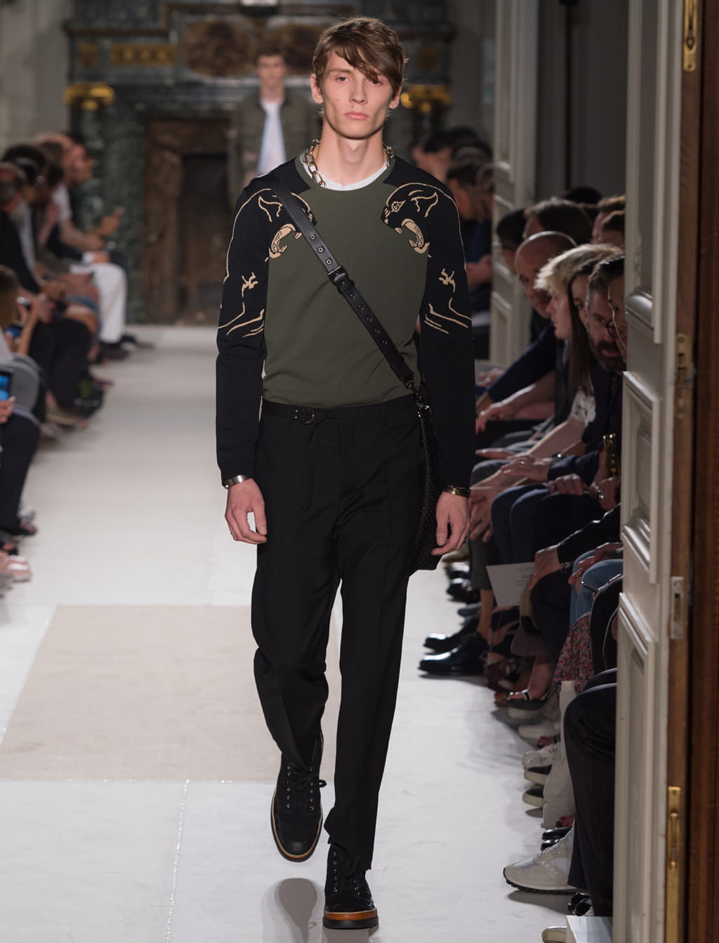 Fashion Week Paris Spring/Summer 2017 look 11 from the Valentino collection menswear