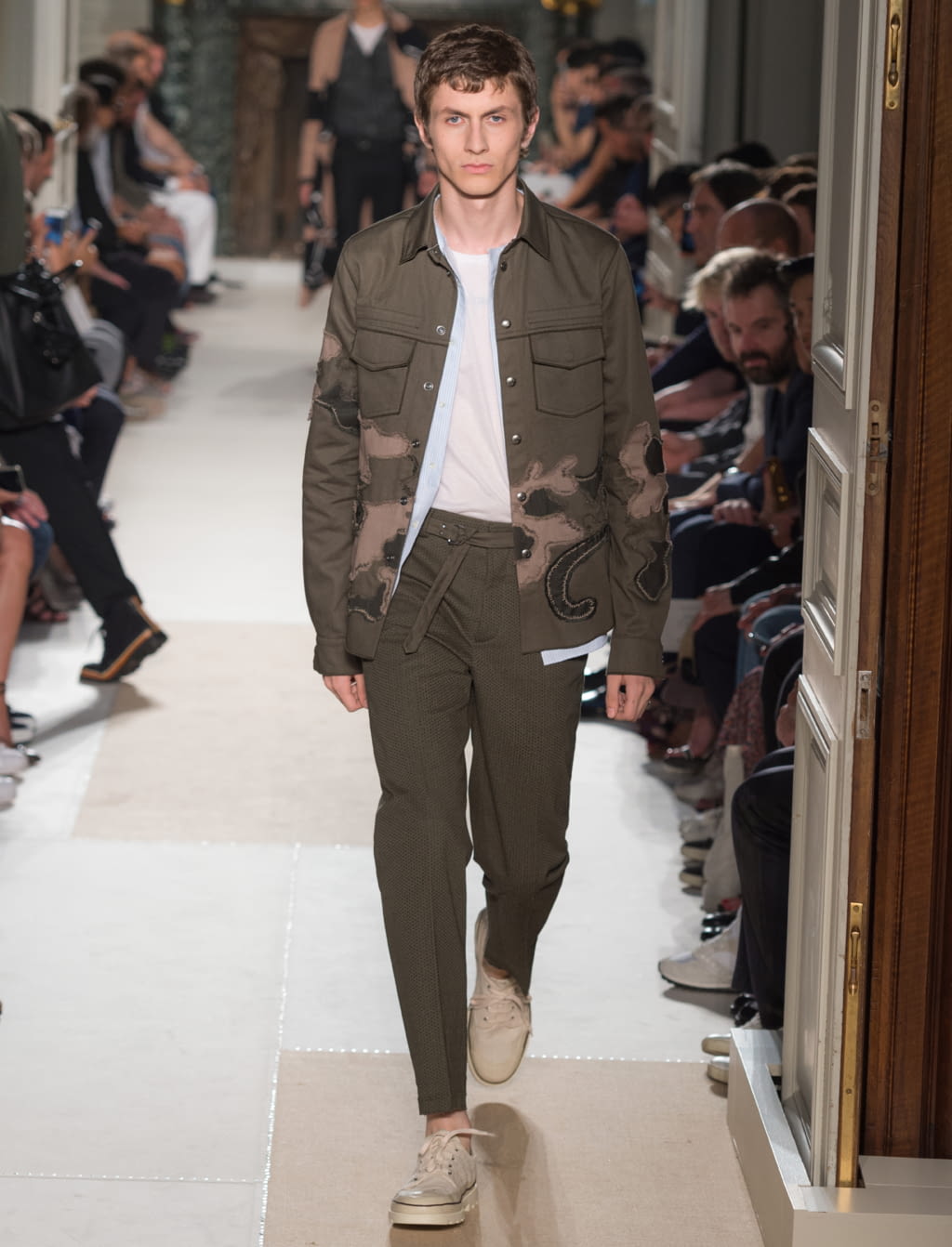 Fashion Week Paris Spring/Summer 2017 look 12 from the Valentino collection menswear
