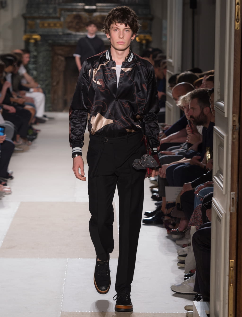 Fashion Week Paris Spring/Summer 2017 look 14 from the Valentino collection 男装