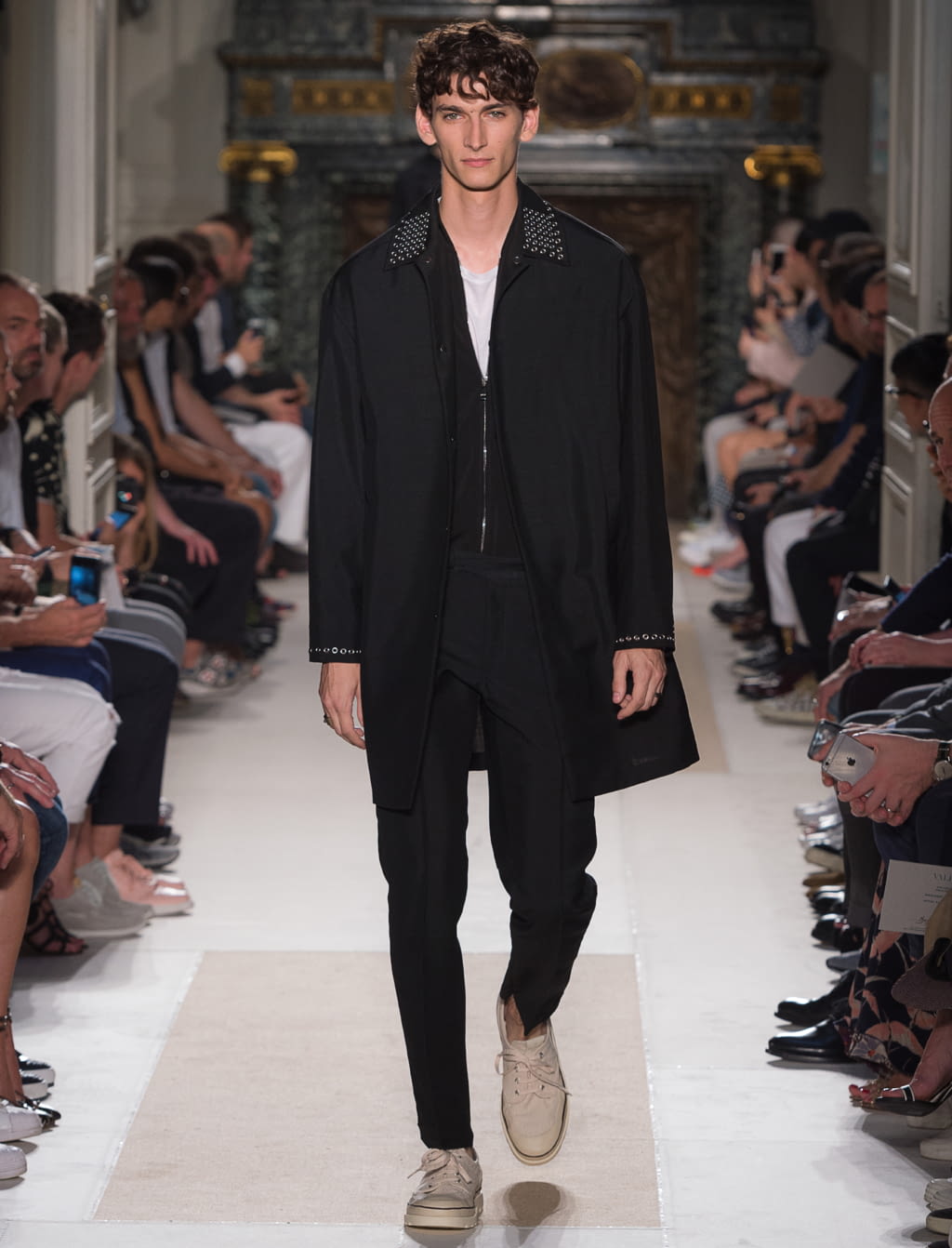 Fashion Week Paris Spring/Summer 2017 look 47 from the Valentino collection menswear