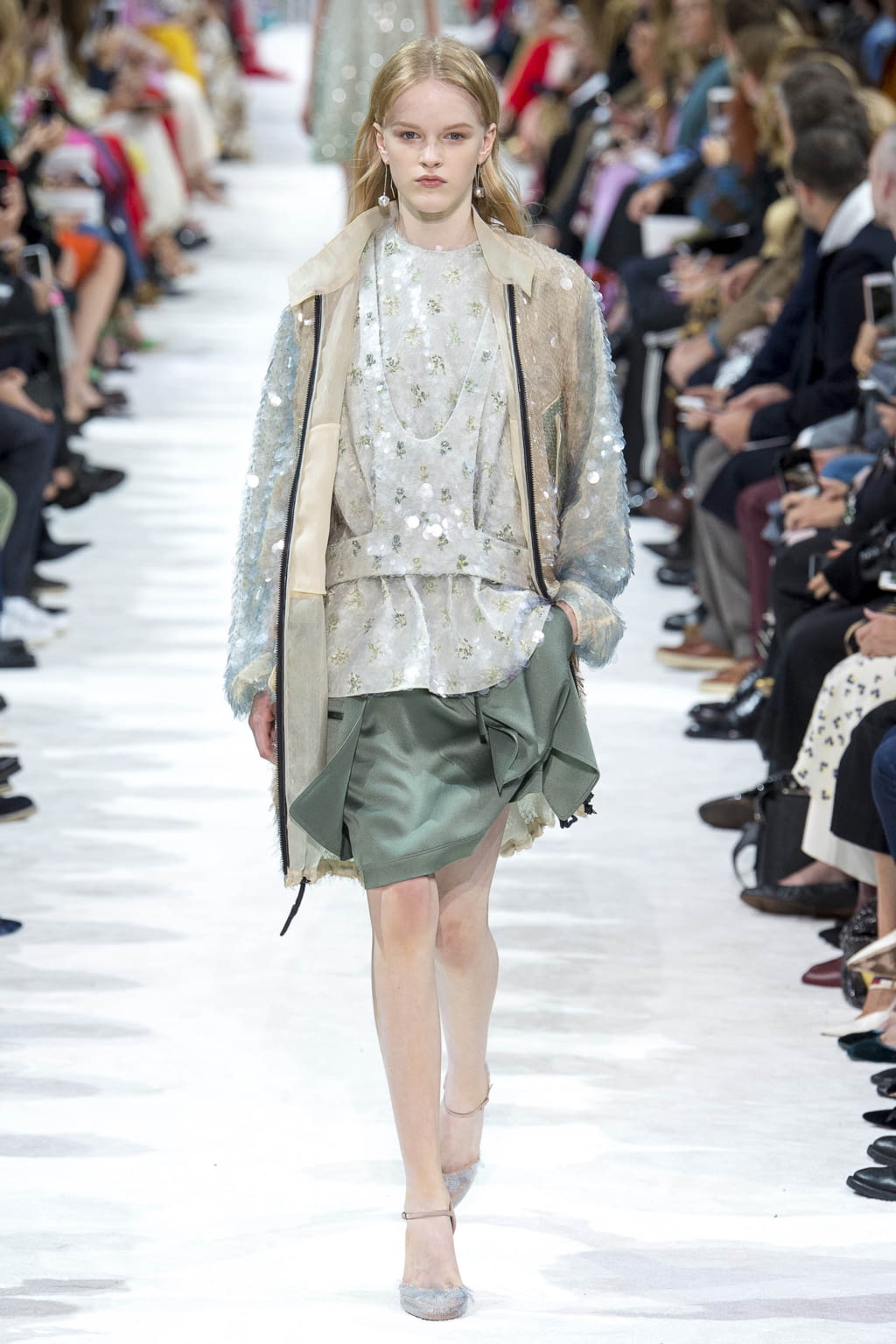 Fashion Week Paris Spring/Summer 2018 look 19 from the Valentino collection 女装