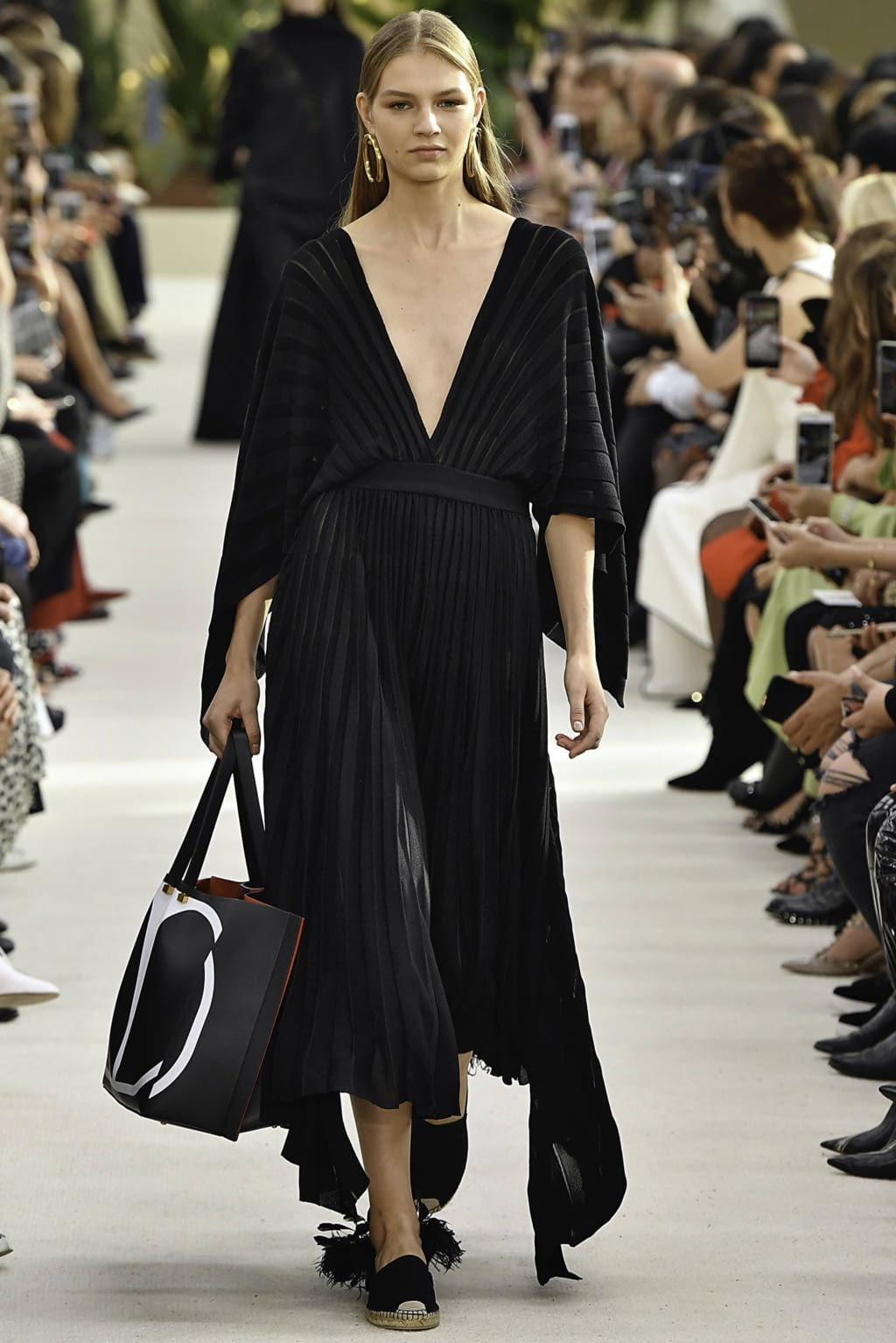 Fashion Week Paris Spring/Summer 2019 look 9 from the Valentino collection womenswear
