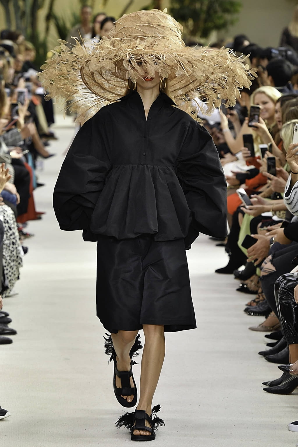 Fashion Week Paris Spring/Summer 2019 look 14 from the Valentino collection womenswear