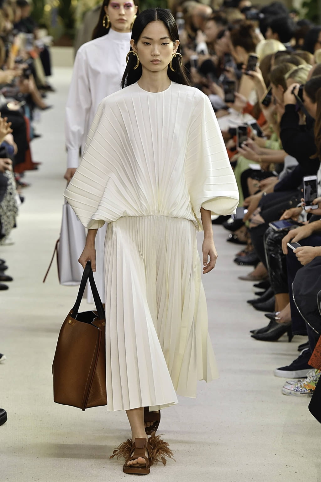 Fashion Week Paris Spring/Summer 2019 look 15 from the Valentino collection womenswear