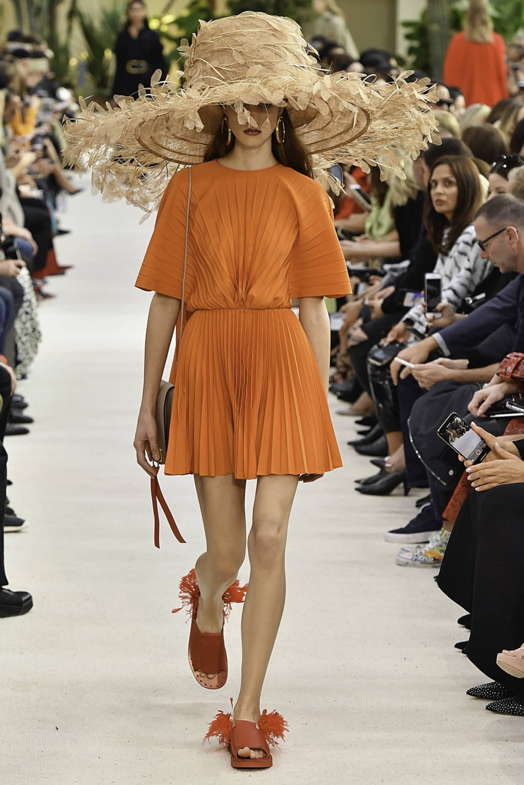 Fashion Week Paris Spring/Summer 2019 look 29 from the Valentino collection womenswear