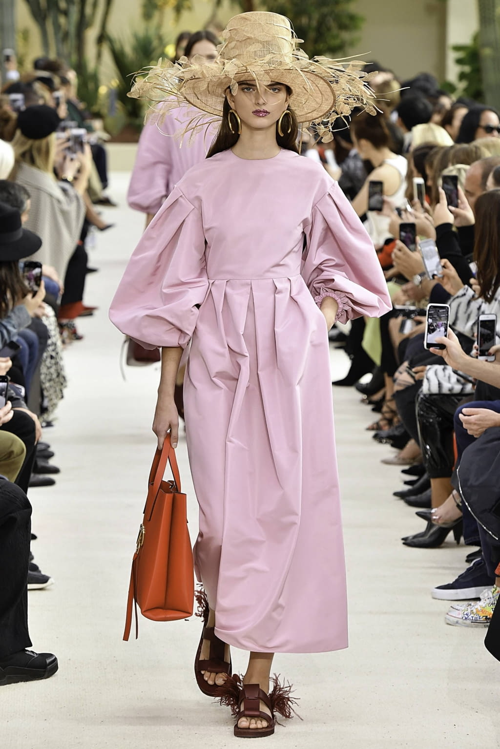 Fashion Week Paris Spring/Summer 2019 look 32 from the Valentino collection womenswear