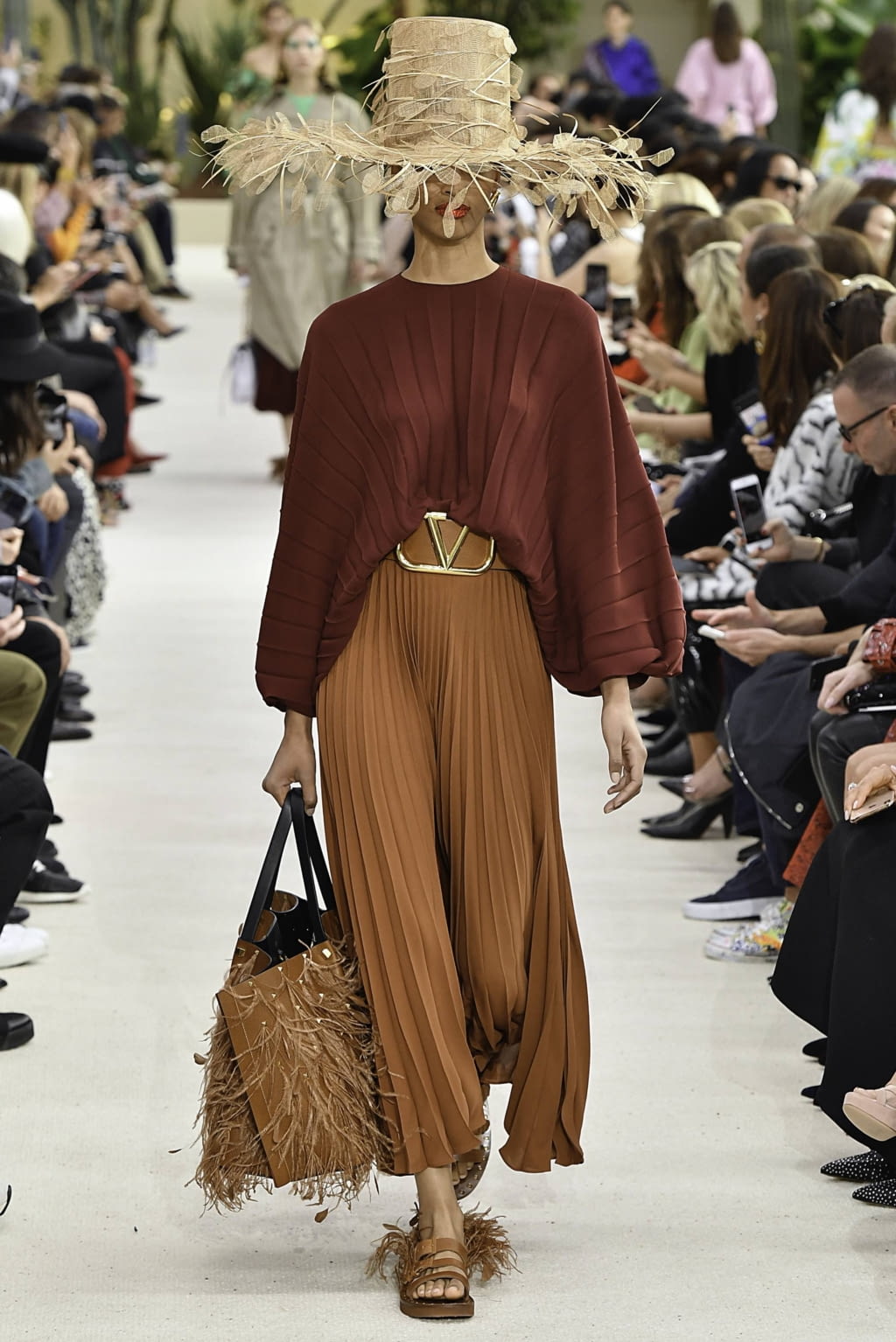 Fashion Week Paris Spring/Summer 2019 look 37 from the Valentino collection womenswear