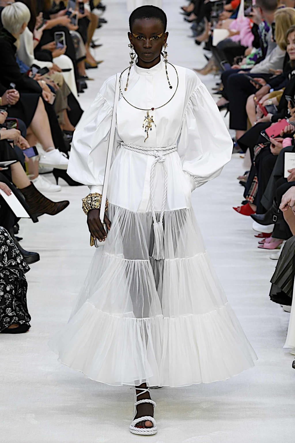 Fashion Week Paris Spring/Summer 2020 look 2 from the Valentino collection womenswear