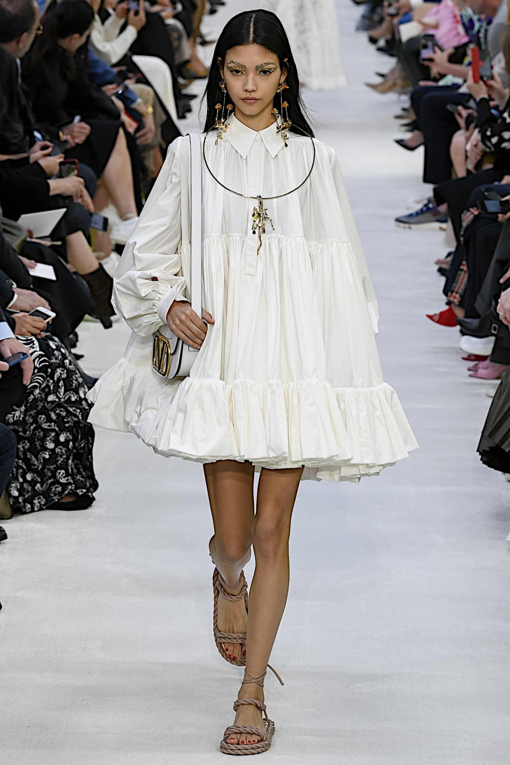 Fashion Week Paris Spring/Summer 2020 look 22 from the Valentino collection 女装