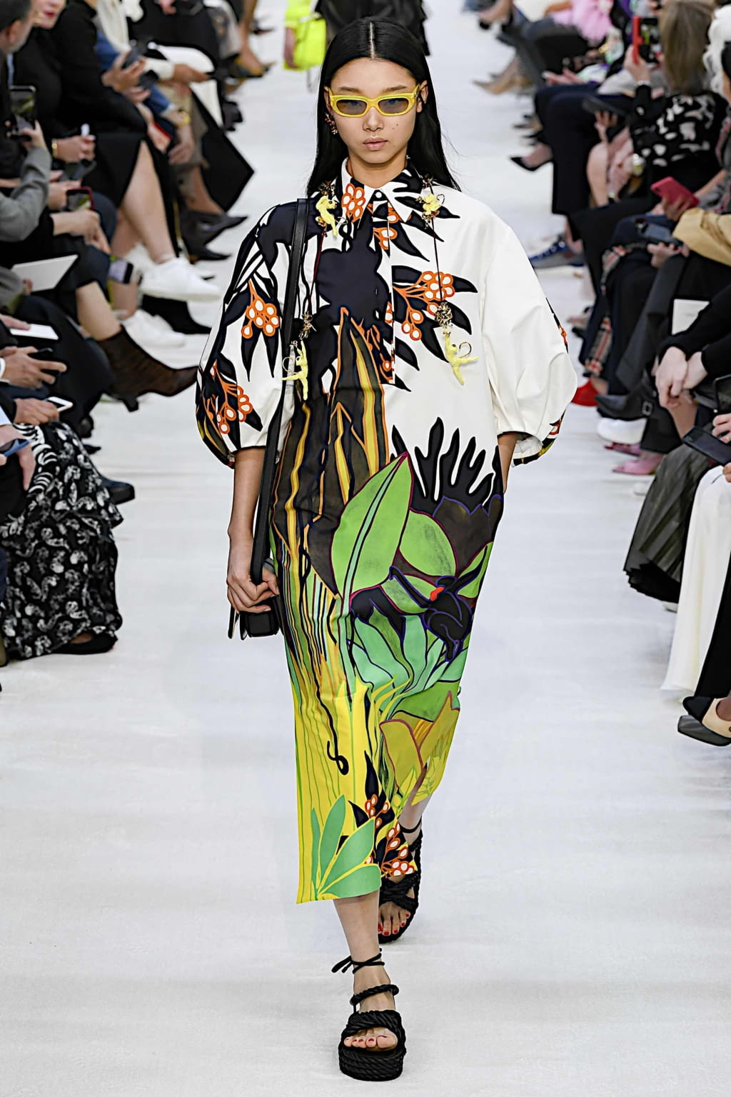 Fashion Week Paris Spring/Summer 2020 look 29 from the Valentino collection womenswear