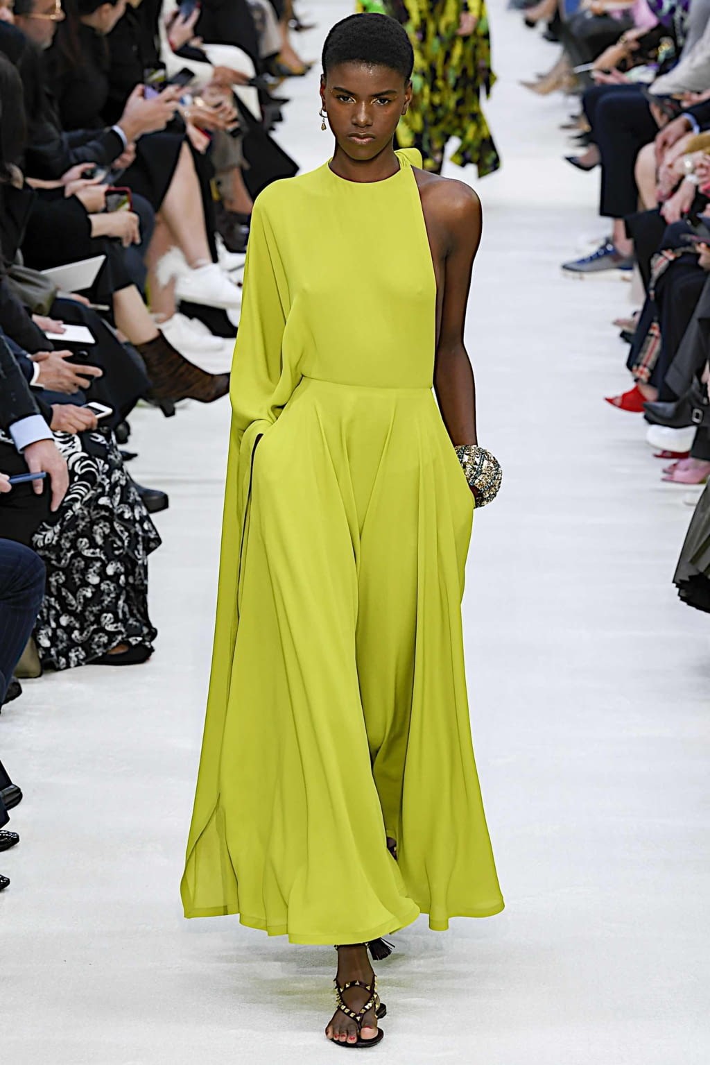 Fashion Week Paris Spring/Summer 2020 look 34 from the Valentino collection 女装