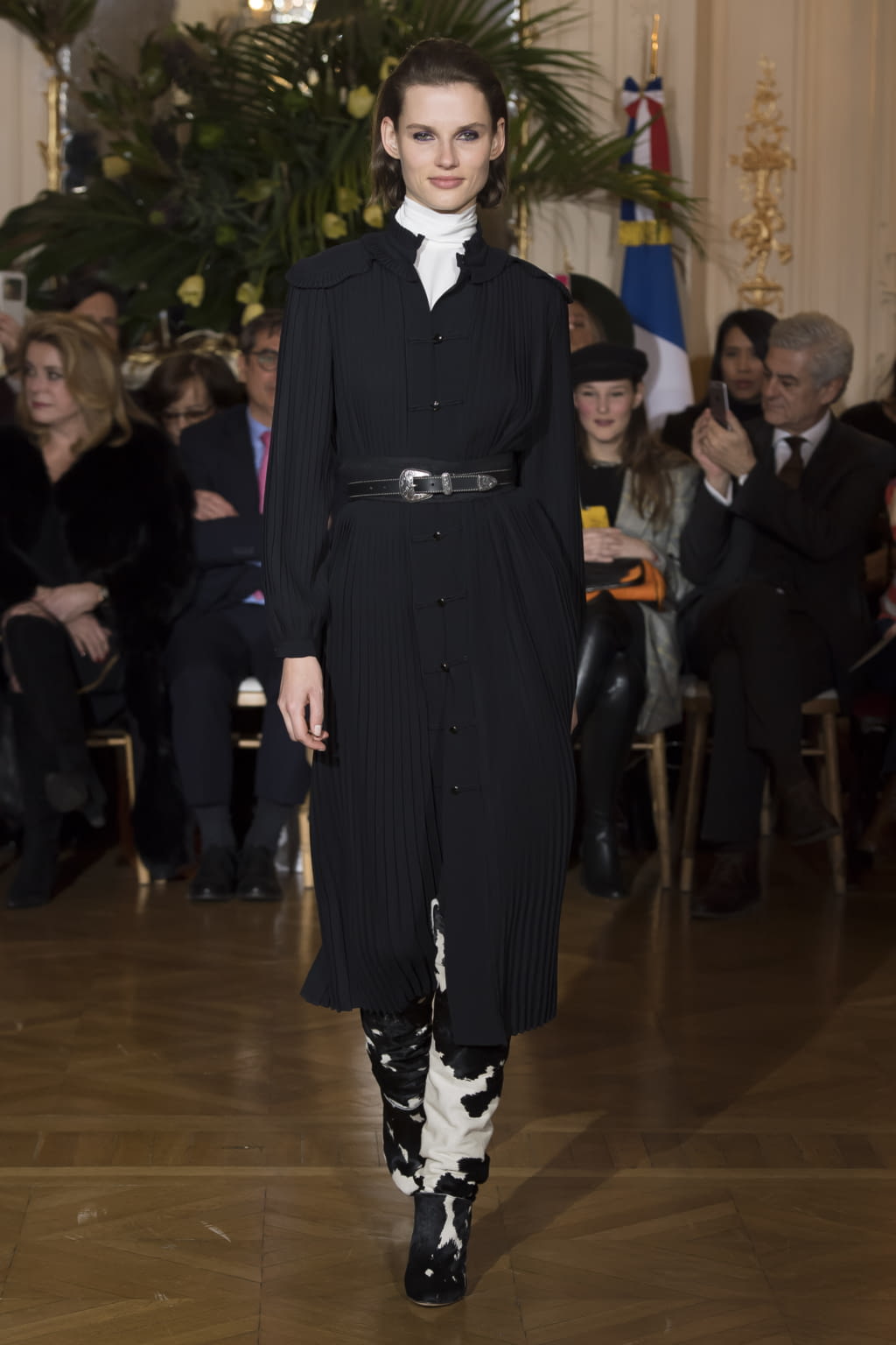 Fashion Week Paris Fall/Winter 2018 look 23 from the Vanessa Seward collection 女装