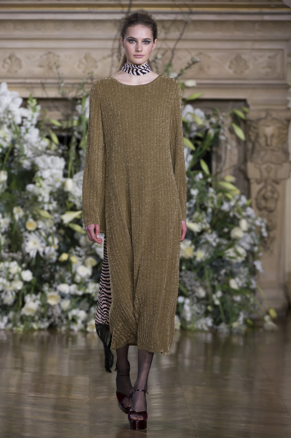 Fashion Week Paris Fall/Winter 2016 look 25 from the Vanessa Seward collection womenswear