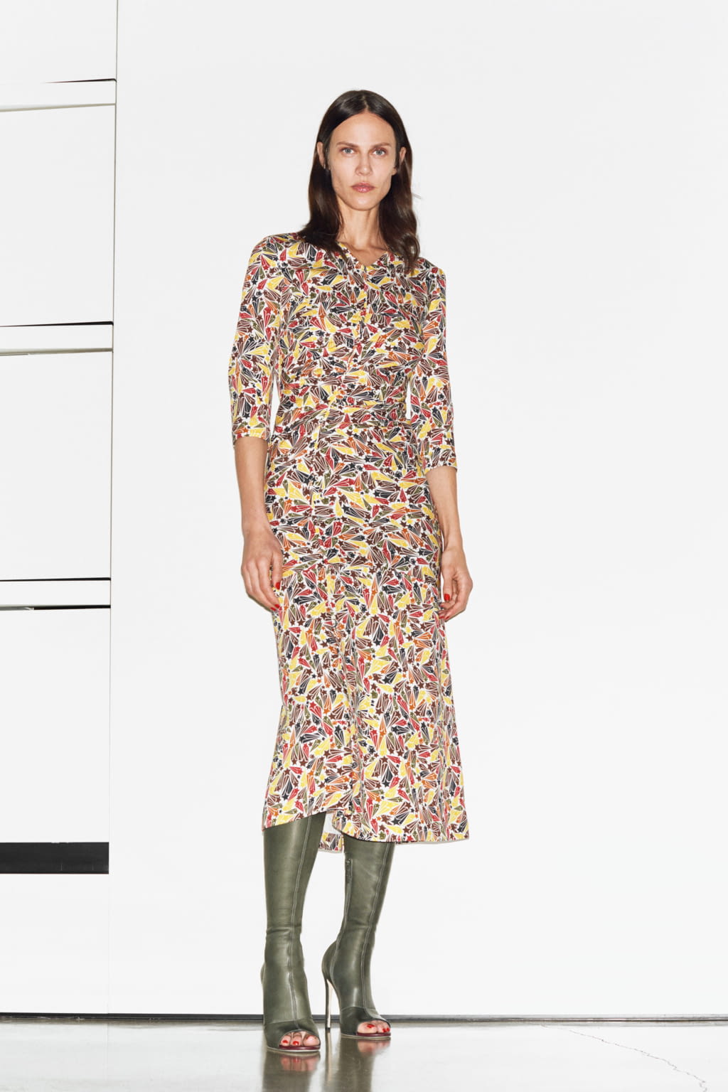 Fashion Week London Pre-Fall 2019 look 30 from the Victoria Beckham collection womenswear