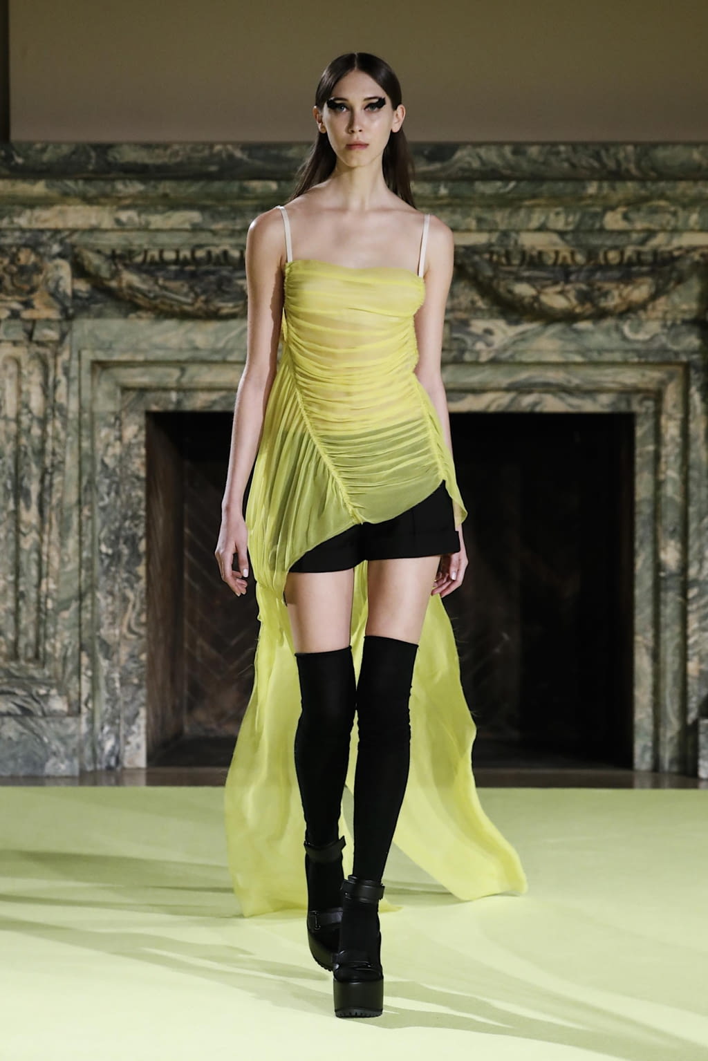 Fashion Week New York Fall/Winter 2020 look 3 from the Vera Wang collection womenswear