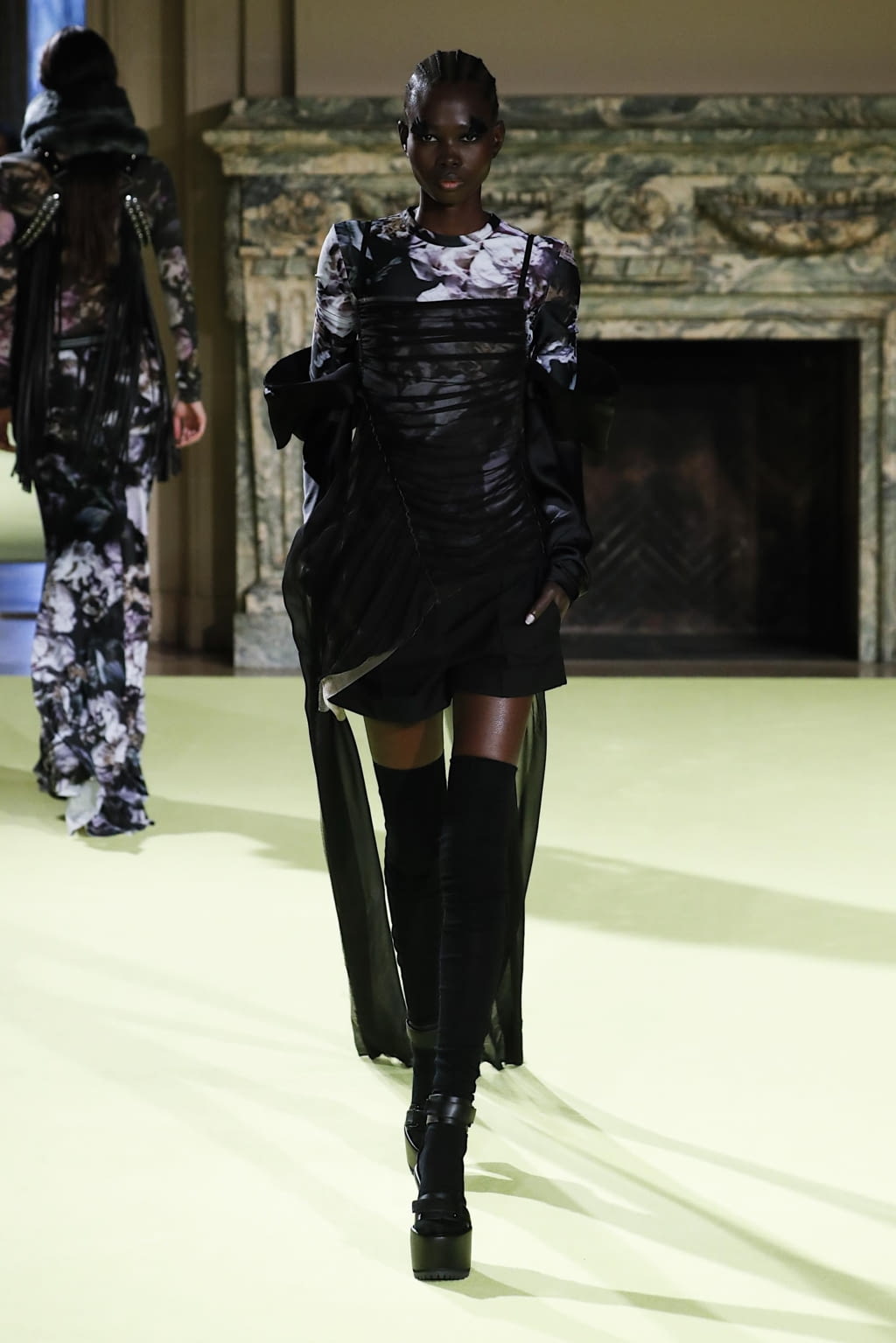 Fashion Week New York Fall/Winter 2020 look 5 from the Vera Wang collection womenswear