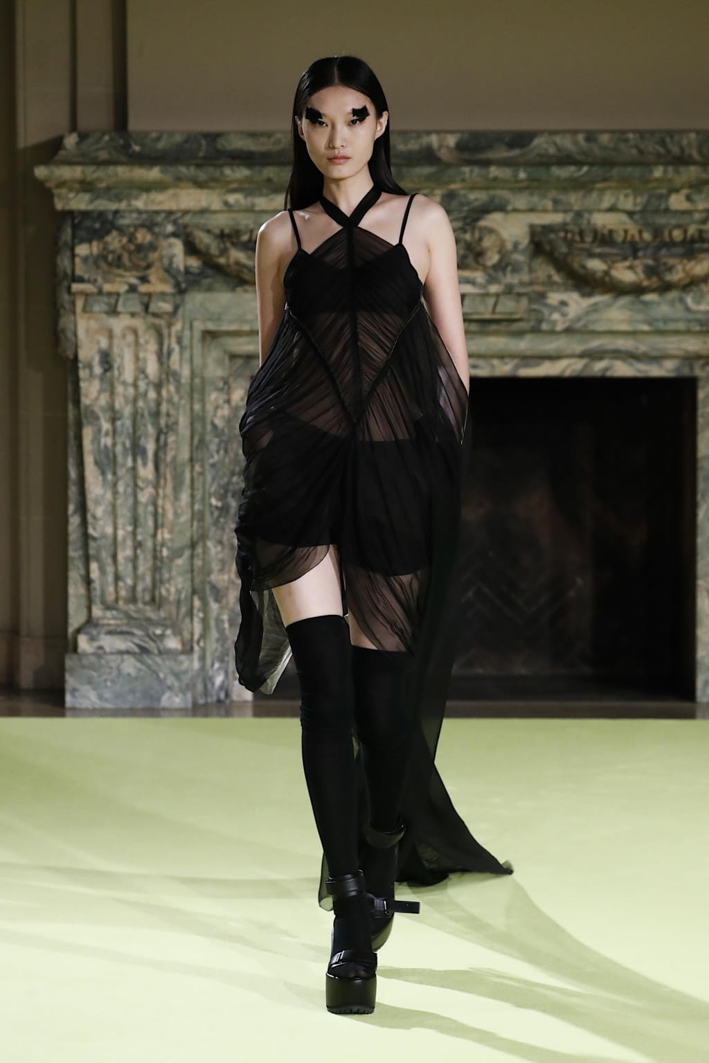 Fashion Week New York Fall/Winter 2020 look 7 from the Vera Wang collection womenswear