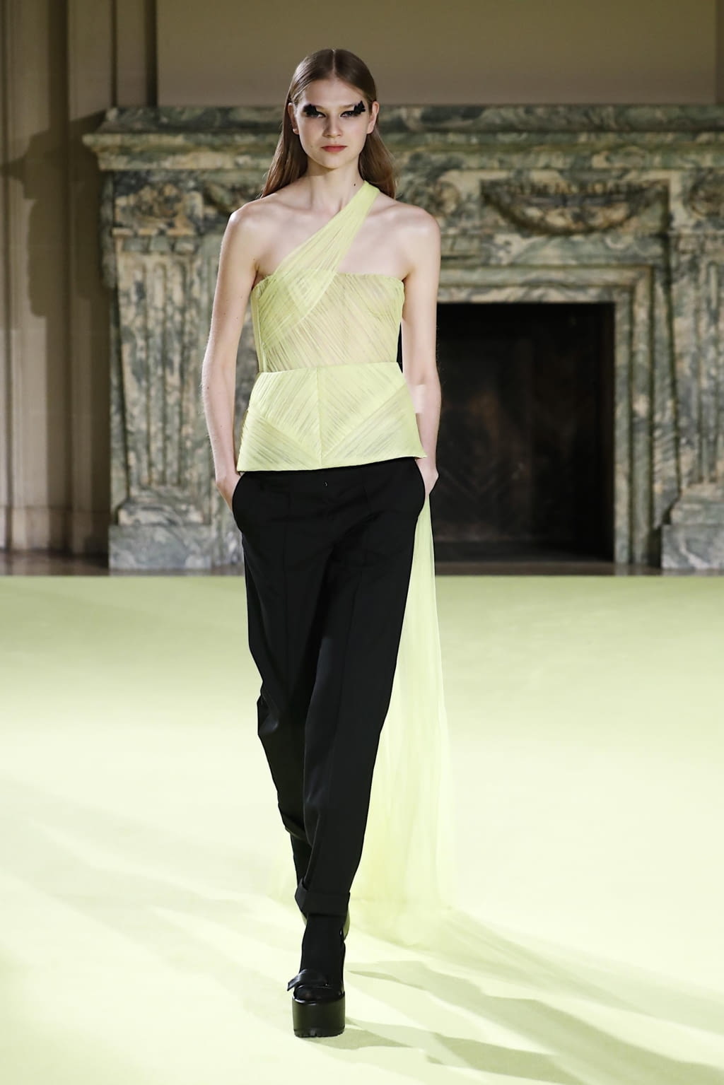 Fashion Week New York Fall/Winter 2020 look 24 from the Vera Wang collection womenswear