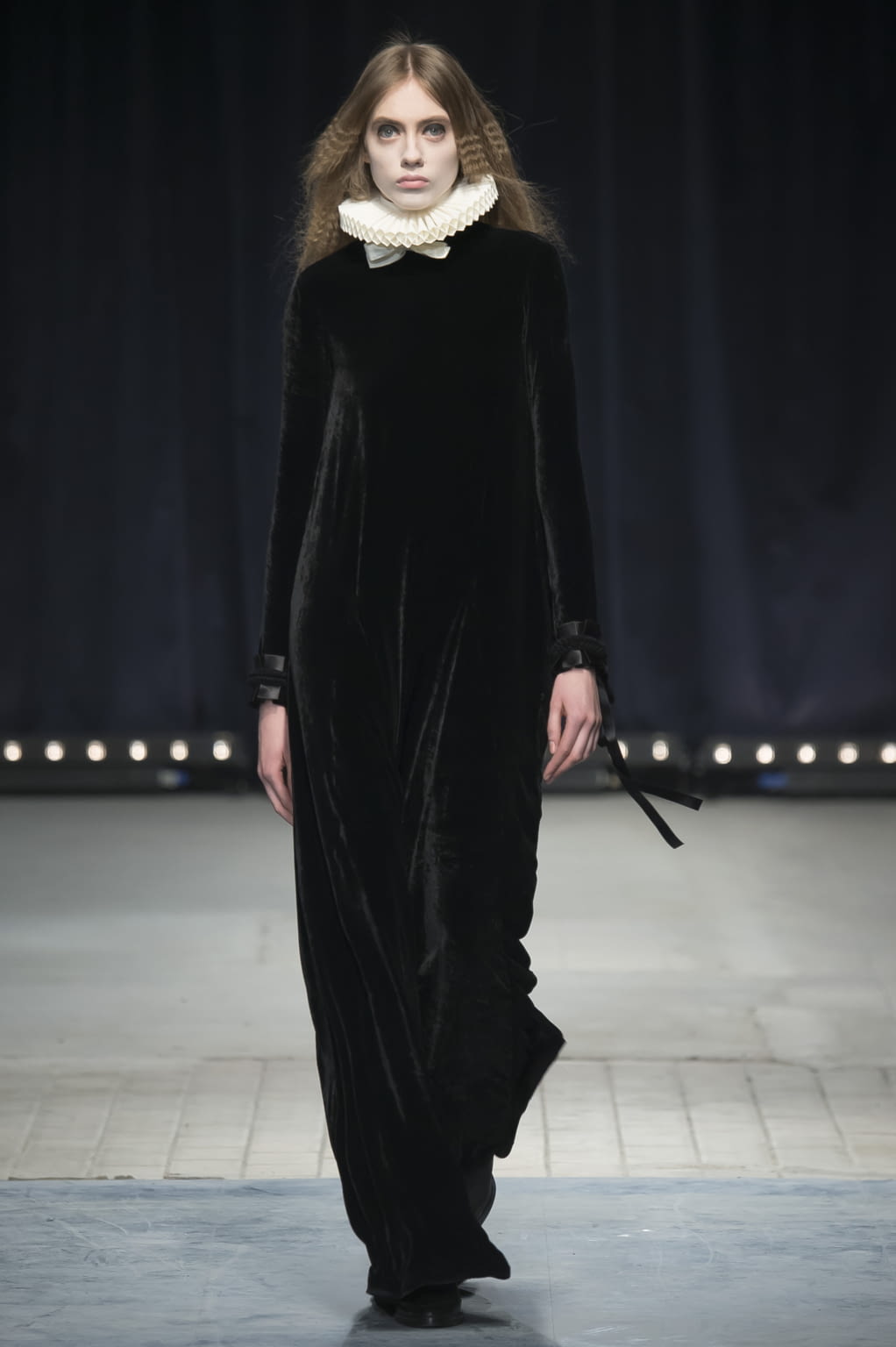 Fashion Week Paris Fall/Winter 2016 look 1 from the Véronique Branquinho collection womenswear
