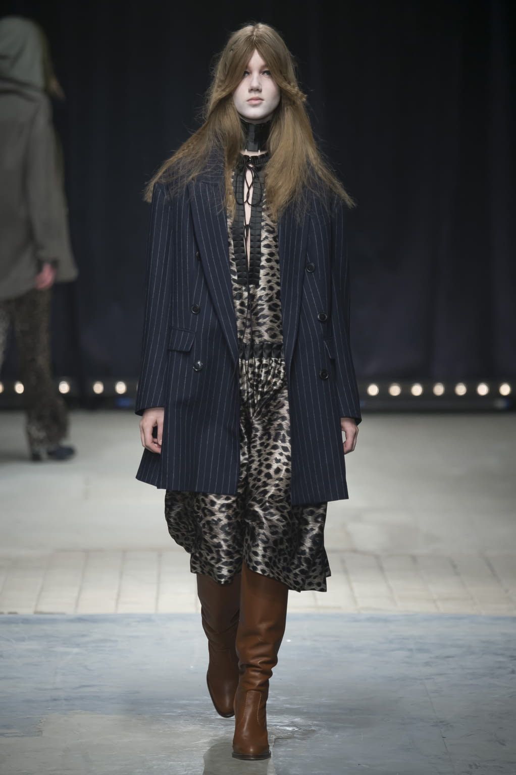 Fashion Week Paris Fall/Winter 2016 look 24 from the Véronique Branquinho collection womenswear