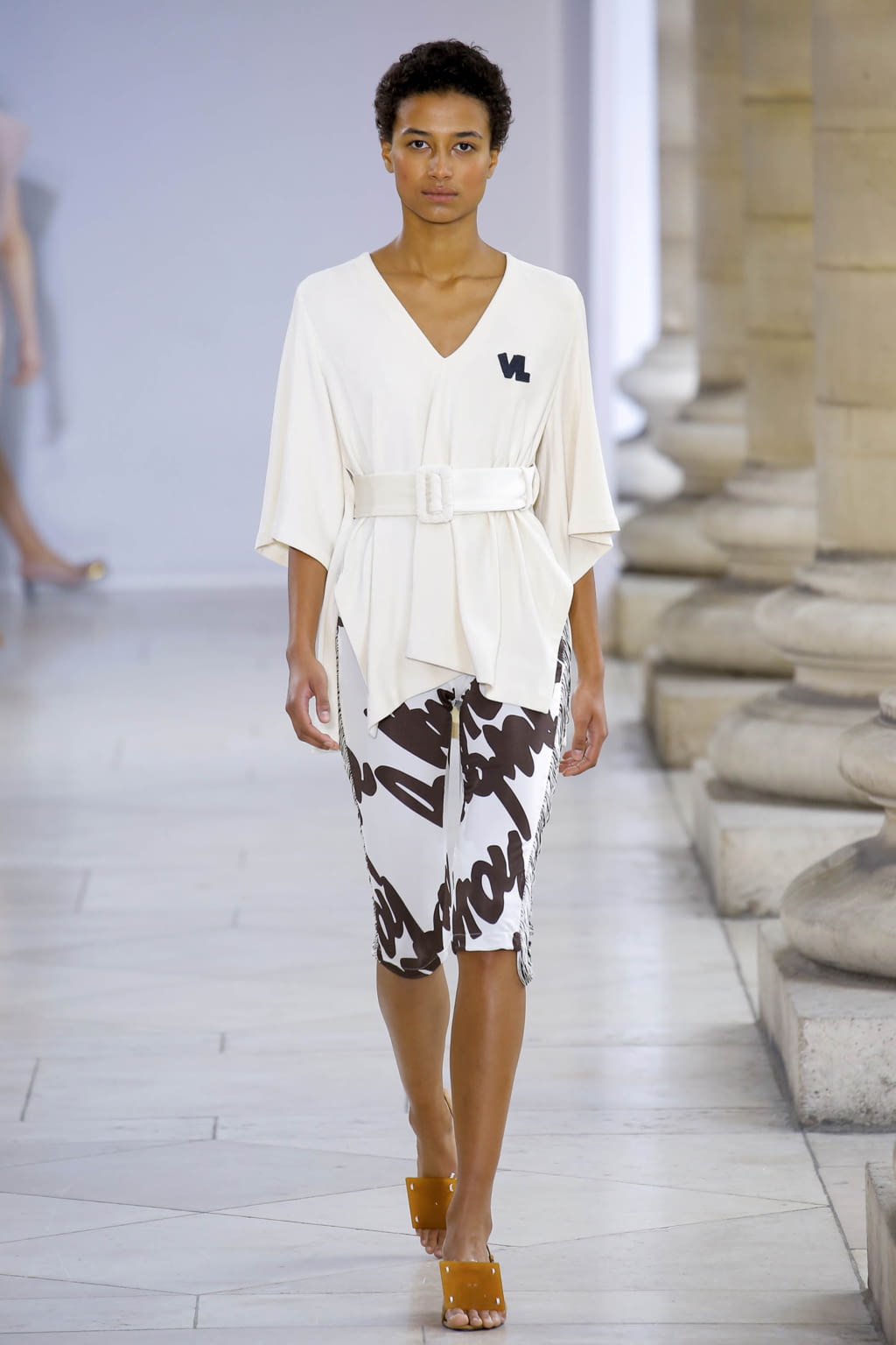 Fashion Week Paris Spring/Summer 2018 look 9 from the Veronique Leroy collection womenswear
