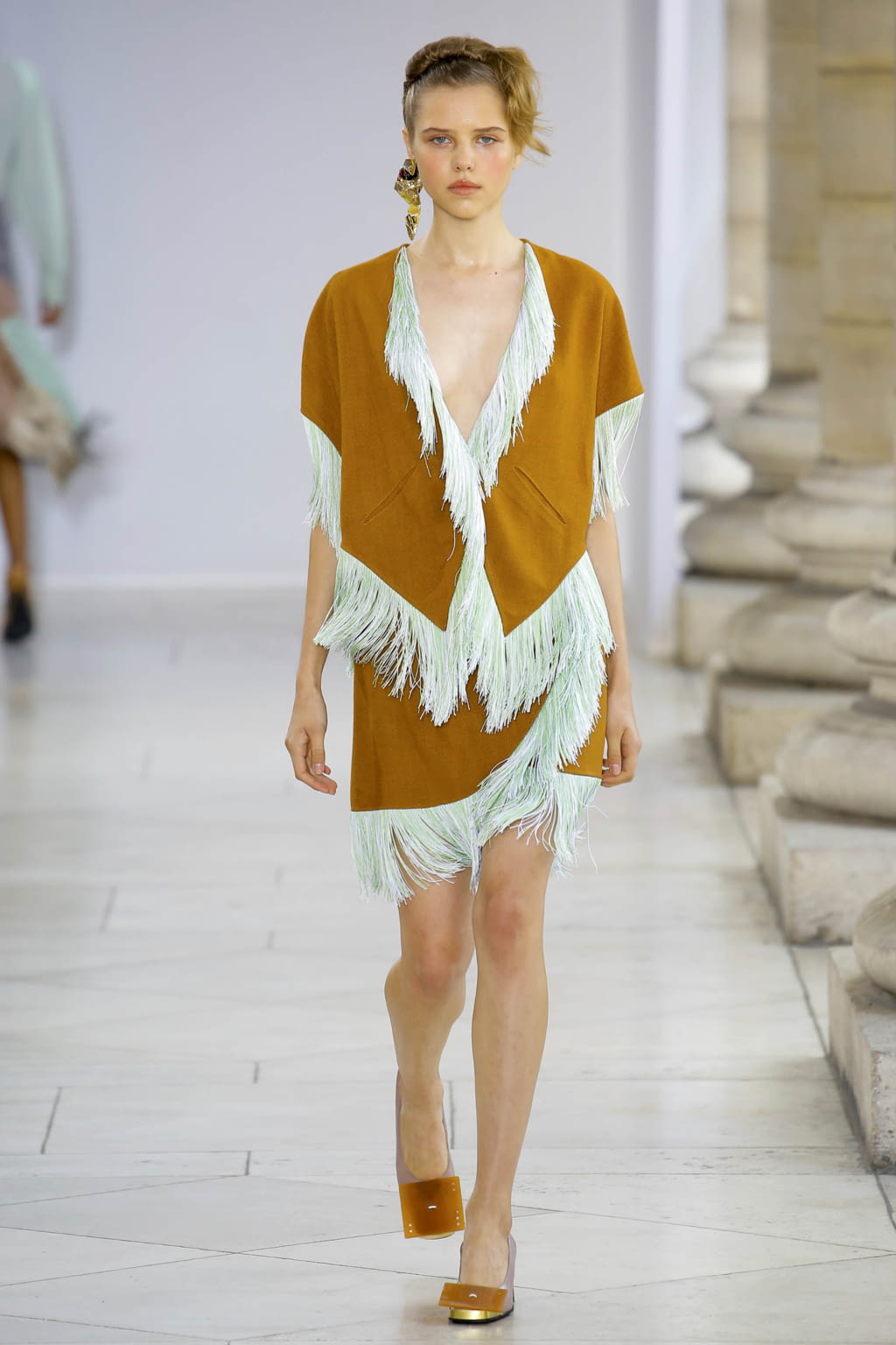 Fashion Week Paris Spring/Summer 2018 look 26 from the Veronique Leroy collection womenswear