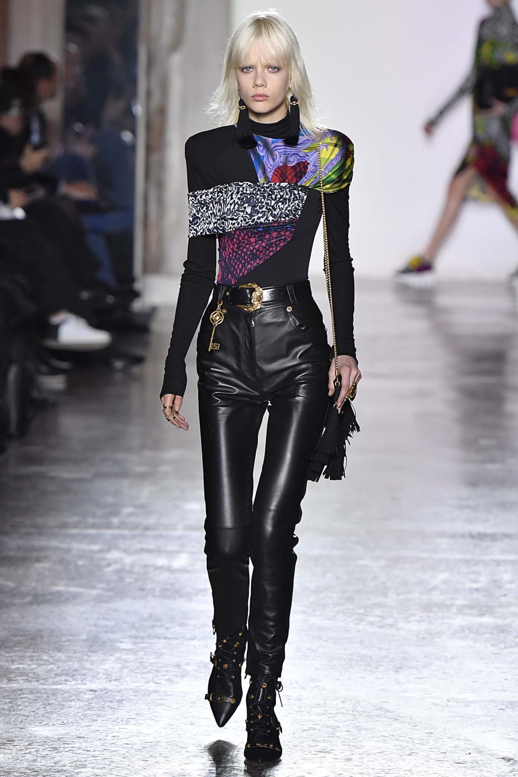Fashion Week Milan Fall/Winter 2018 look 16 from the Versace collection 女装