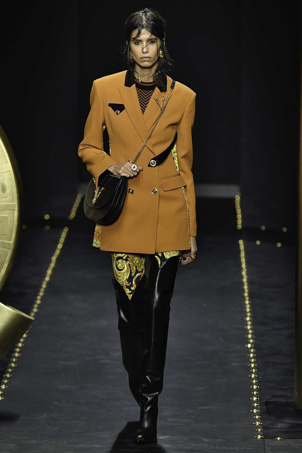 Fashion Week Milan Fall/Winter 2019 look 2 from the Versace collection womenswear