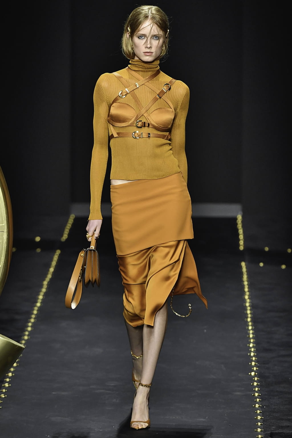 Fashion Week Milan Fall/Winter 2019 look 3 from the Versace collection womenswear