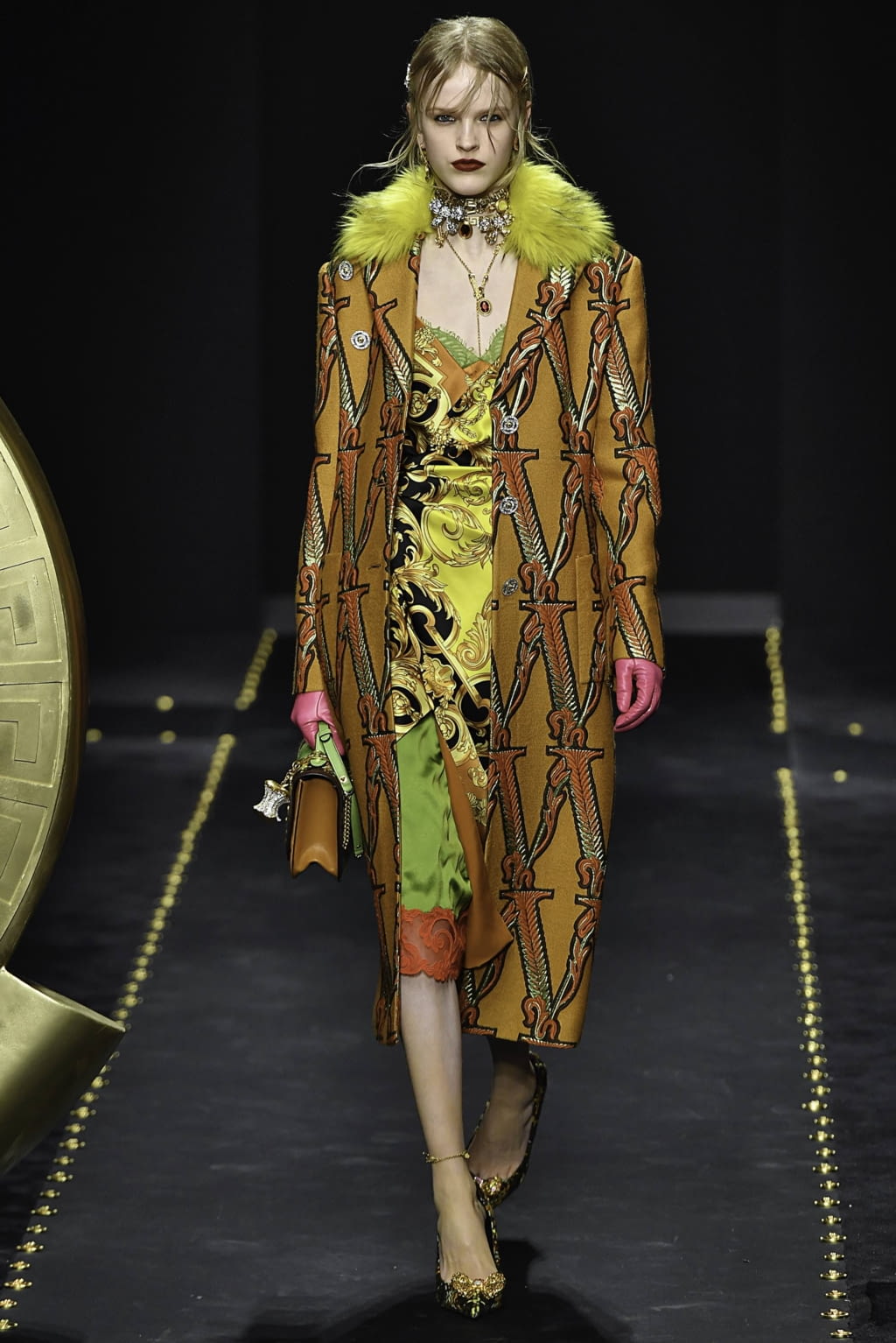 Fashion Week Milan Fall/Winter 2019 look 12 from the Versace collection womenswear