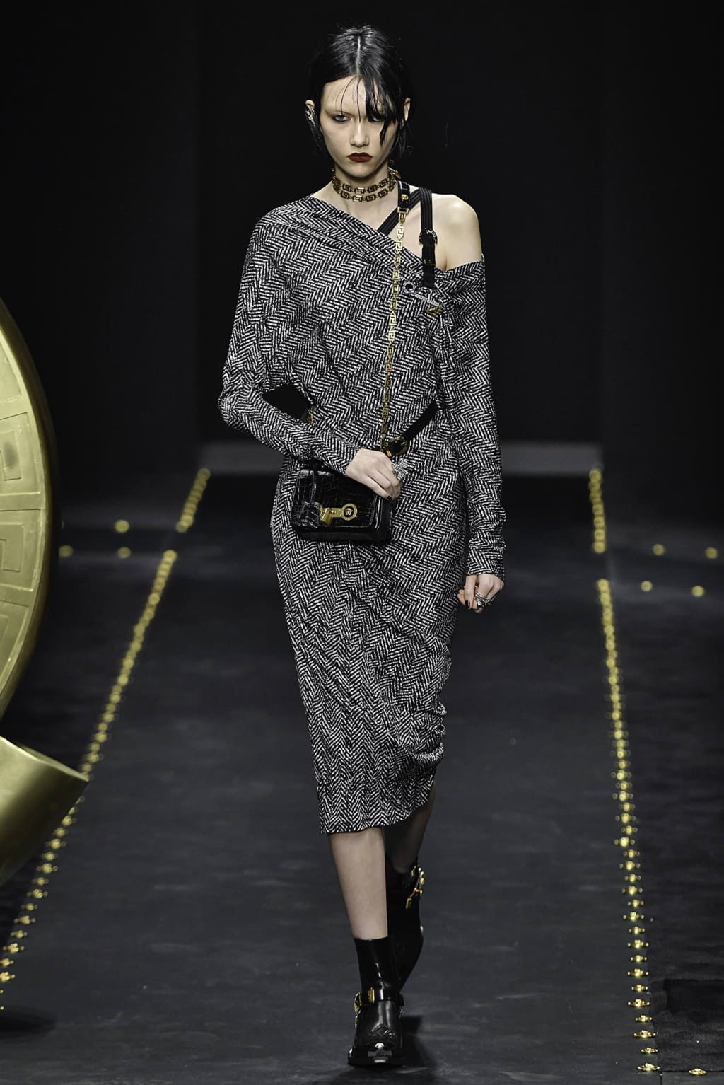 Fashion Week Milan Fall/Winter 2019 look 15 from the Versace collection womenswear