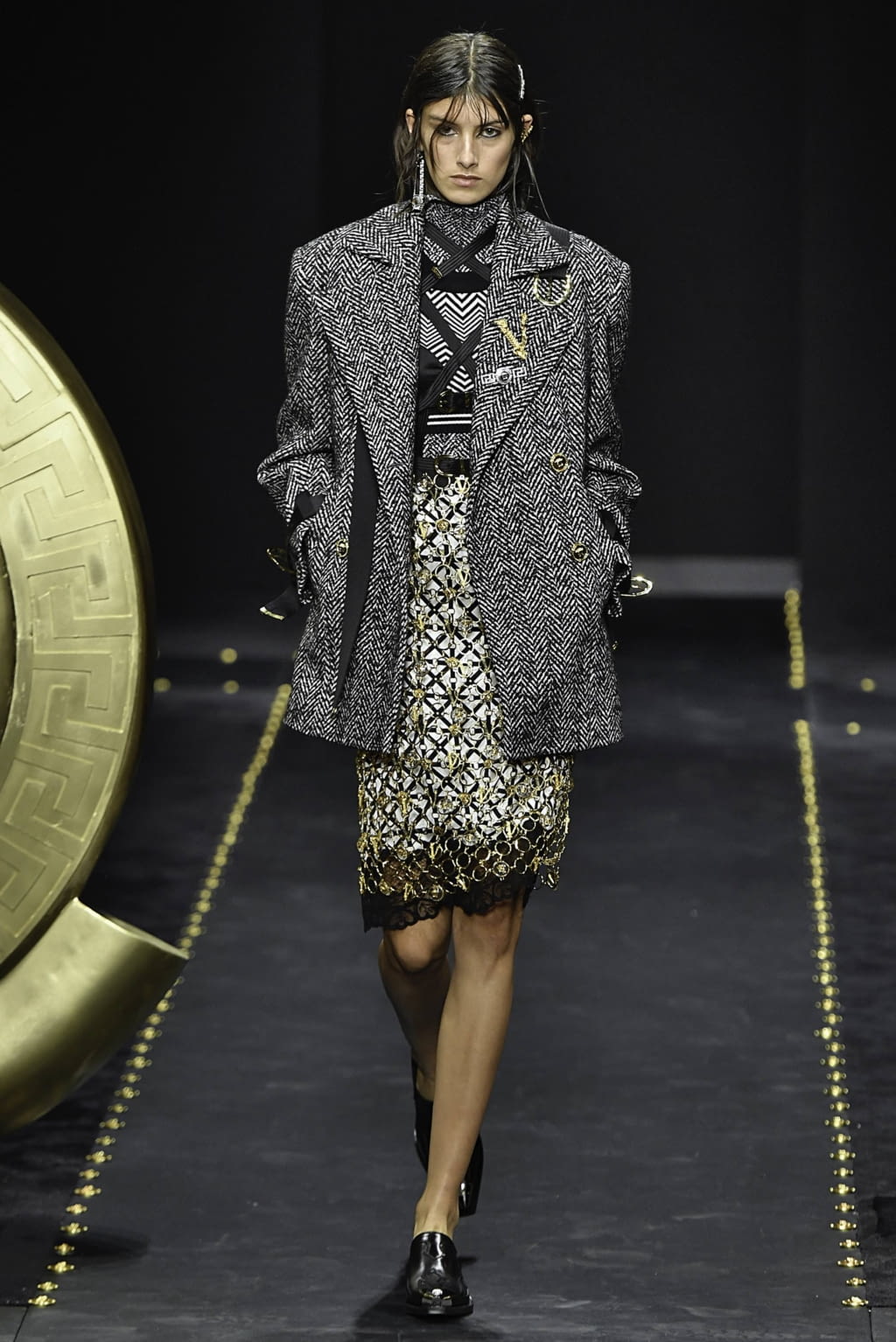Fashion Week Milan Fall/Winter 2019 look 16 from the Versace collection 女装