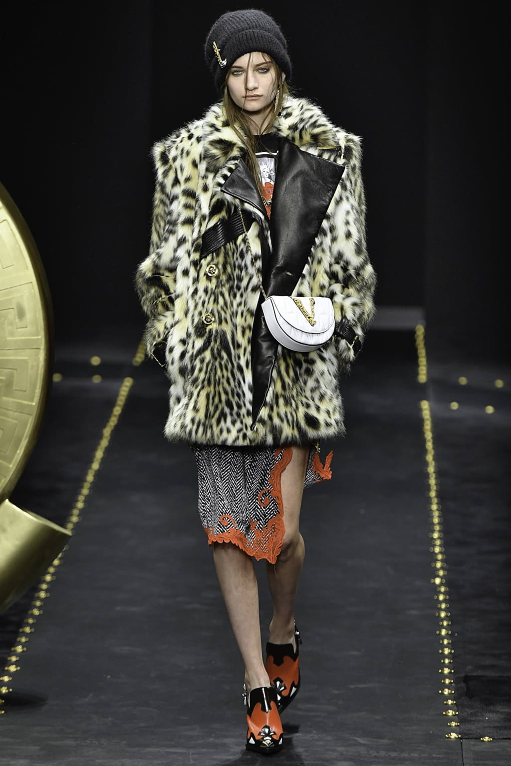 Fashion Week Milan Fall/Winter 2019 look 18 from the Versace collection 女装