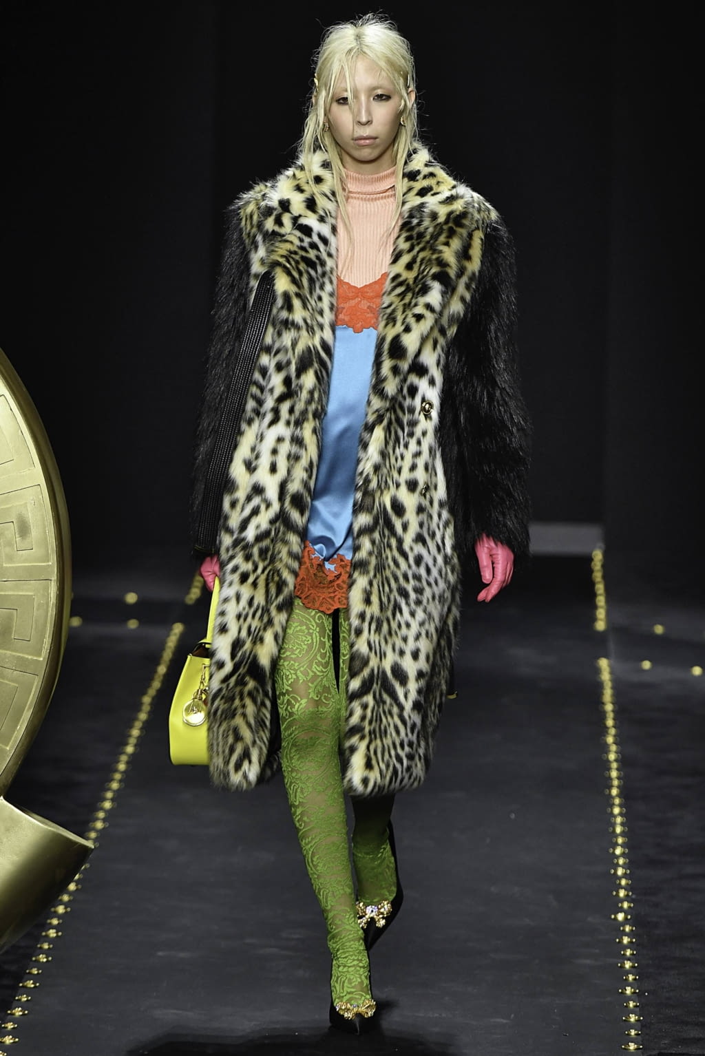 Fashion Week Milan Fall/Winter 2019 look 21 from the Versace collection 女装