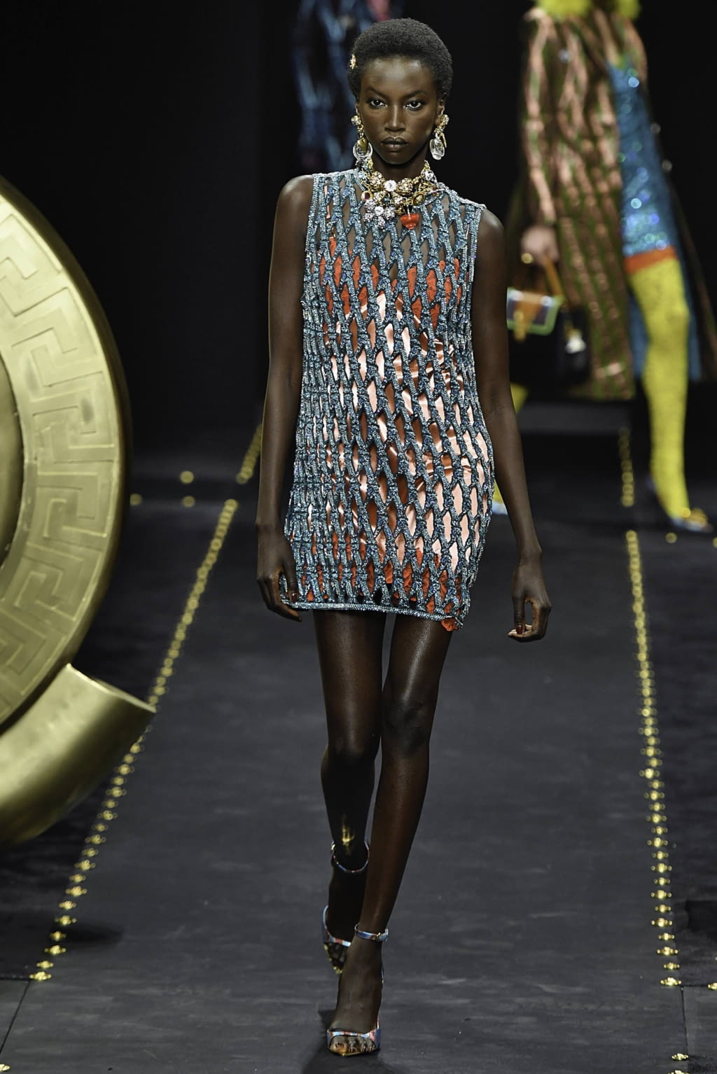 Fashion Week Milan Fall/Winter 2019 look 34 from the Versace collection 女装