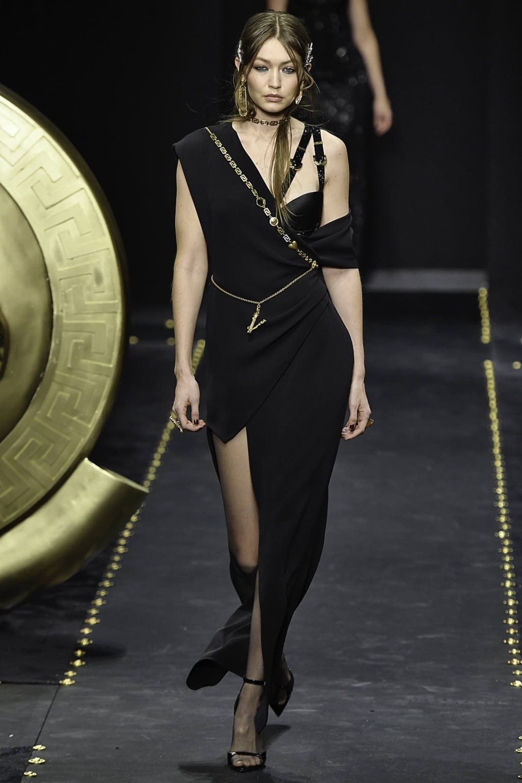 Fashion Week Milan Fall/Winter 2019 look 61 from the Versace collection womenswear