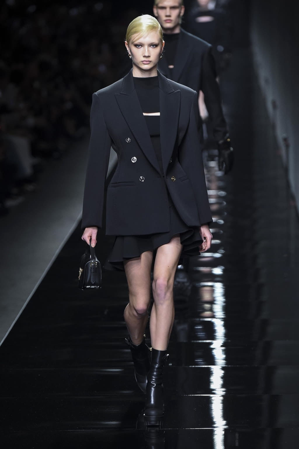 Fashion Week Milan Fall/Winter 2020 look 1 de la collection Versace womenswear
