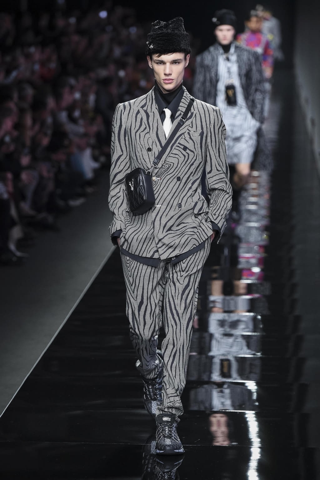 Fashion Week Milan Fall/Winter 2020 look 34 de la collection Versace womenswear