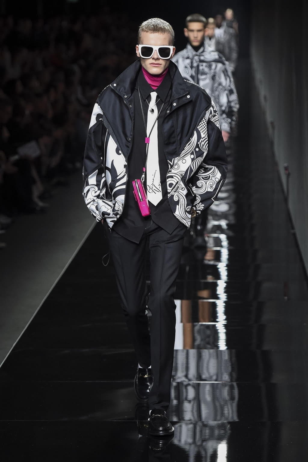 Fashion Week Milan Fall/Winter 2020 look 72 from the Versace collection 女装