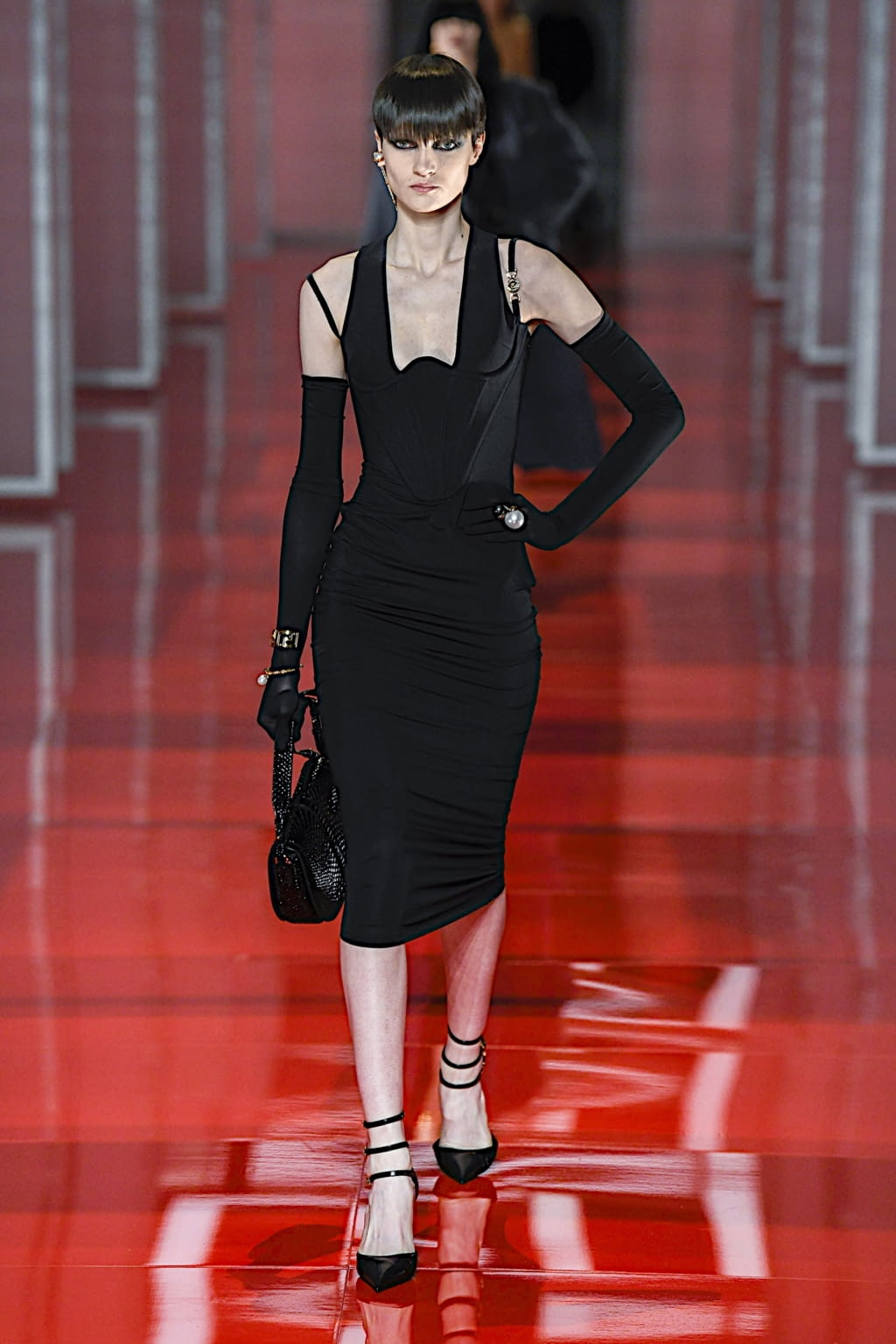 Fashion Week Milan Fall/Winter 2022 look 15 from the Versace collection womenswear