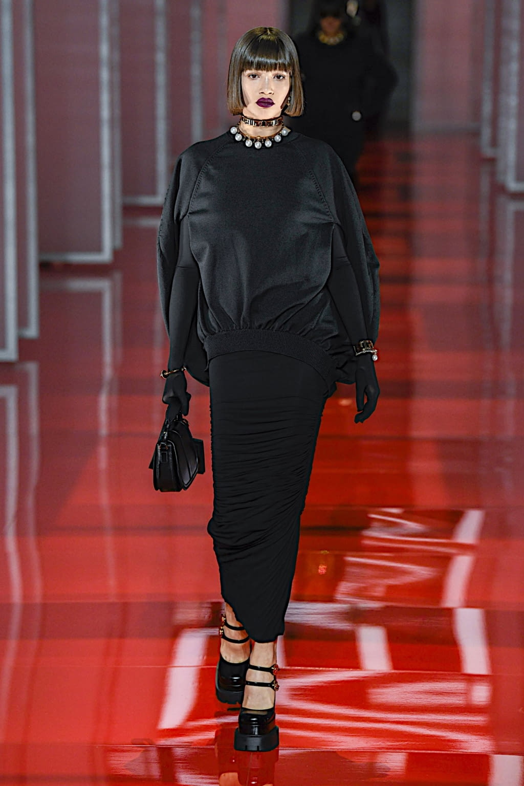 Fashion Week Milan Fall/Winter 2022 look 18 de la collection Versace womenswear