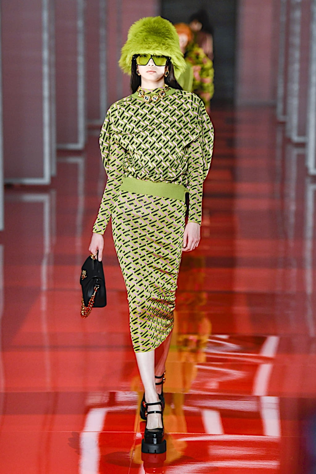 Fashion Week Milan Fall/Winter 2022 look 41 from the Versace collection 女装